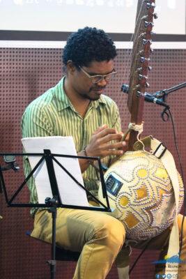 Un musicien jouant de la kora lors d'un événement.