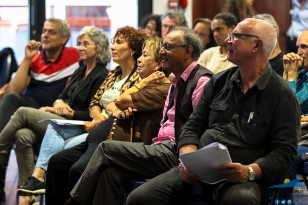 Un groupe de spectateurs assis écoutant une présentation lors d'un événement.