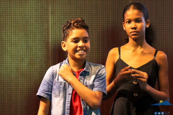Deux jeunes participants lors d'une performance sur scène.