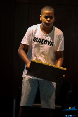 Un jeune garçon jouant du kayamb lors d'une performance de Maloya.