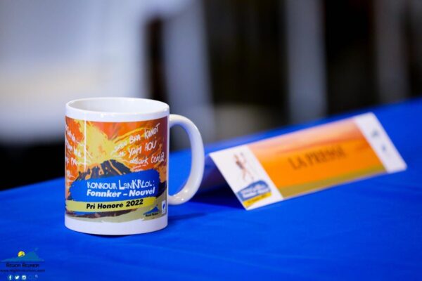 Tasse avec un design coloré pour le concours de Fonnker et de Nouvel en créole, Pri Honoré 2022.