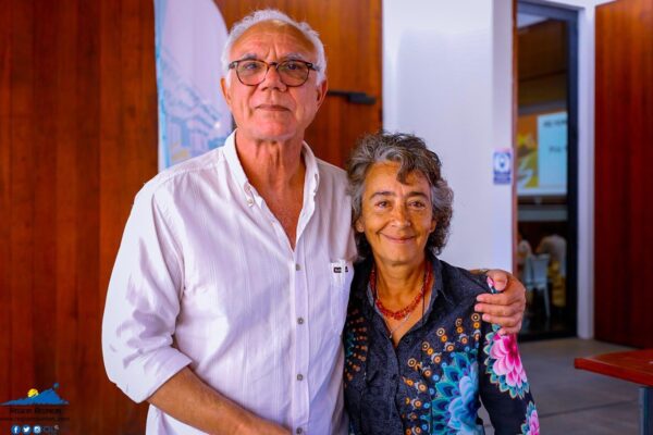 Un homme et une femme posant lors d'un événement culturel