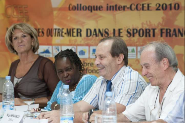 Intervenants souriants lors du colloque inter-CCEE 2010 sur la place des Outre-mer dans le sport français.