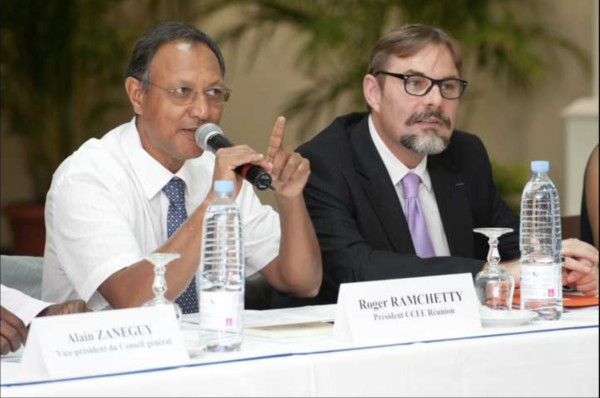 Le président Roger Ramchetty et le sous-préfet Boisson en discussion lors d'une conférence.