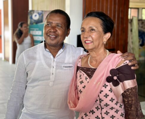 Un représentant du CCEE Mayotte en chemise blanche et Madame Hugette BELLO présidente de la Région Réunion en tenue rose et marron posent ensemble, souriants, lors d'un événement.