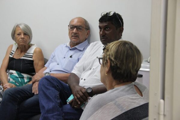 Quatre membres du CCEE en discussion, assis côte à côte dans une salle.