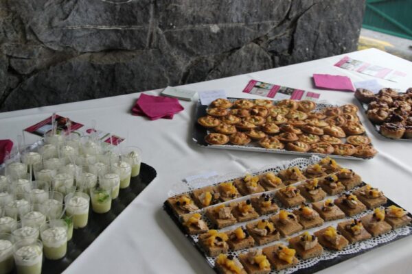 Table dressée avec des verrines et des assortiments de pâtisseries lors d’un buffet.
