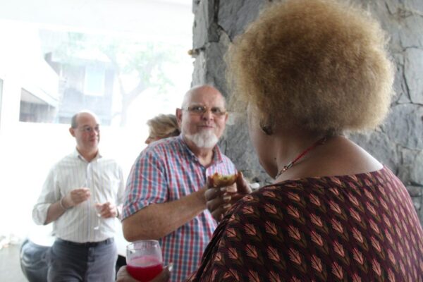 Membres du CCEE échangeant lors d’un moment convivial, avec des verres en main.