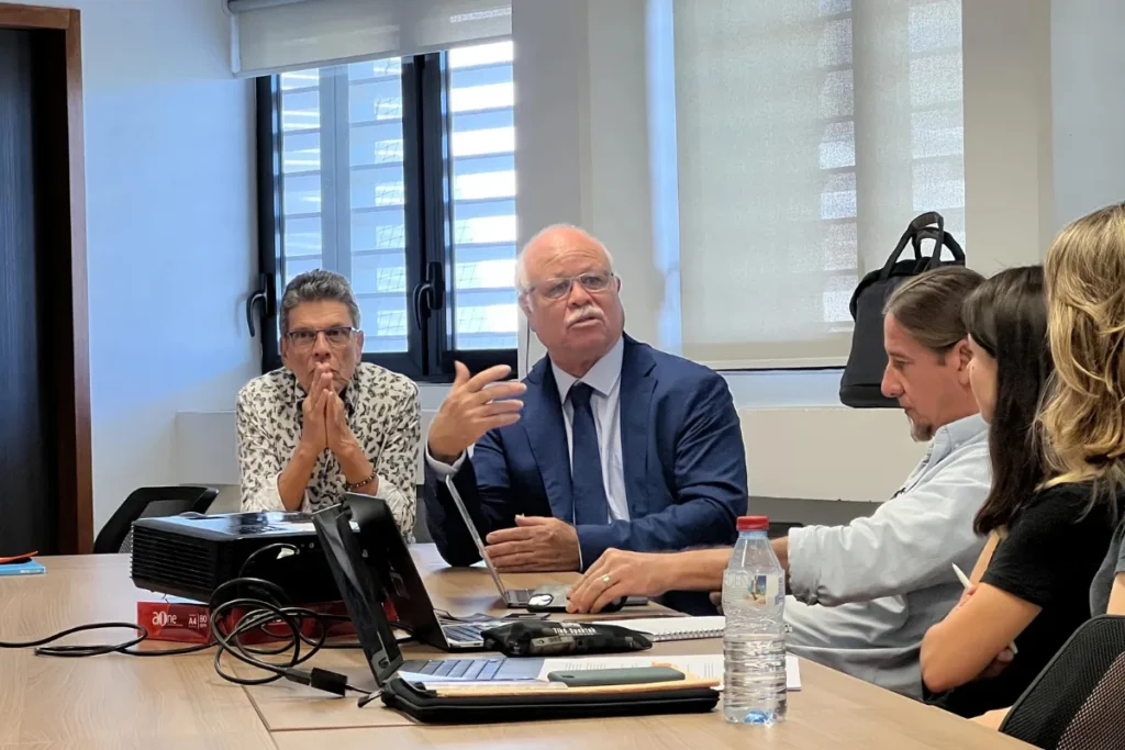 David André en réunion avec des acteurs culturels réunionnais au CCEE