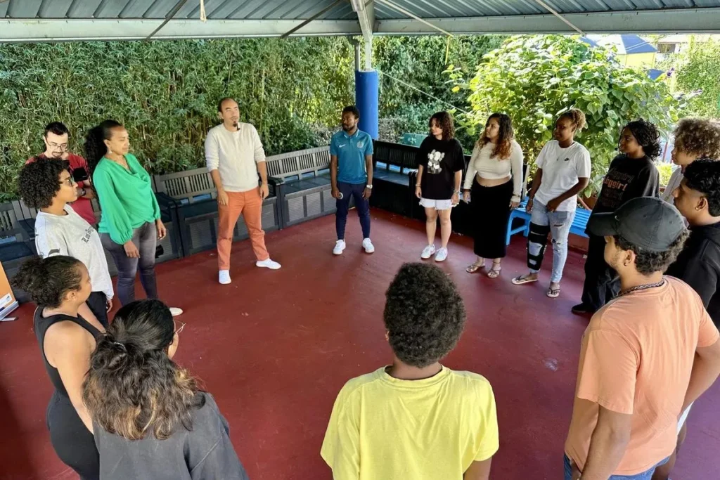 Groupe de finalistes de KOZARLOR 2024 debout en cercle, s'entraînant pour les dernières étapes du concours