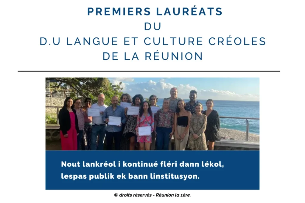 L'image montre un groupe de personnes debout devant un arrière-plan océanique pittoresque, tenant fièrement leurs certificats pour la réussite du programme D.U Langue et Culture Créoles de La Réunion