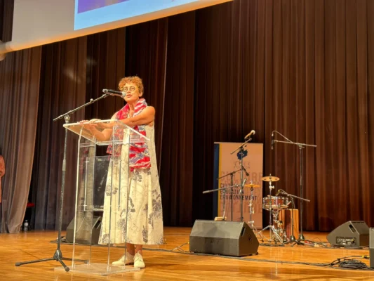 Mme Marie-Jo LO-THONG, Directrice des affaires culturelles de La Réunionprononçant un discours lors d'un événement culturel.