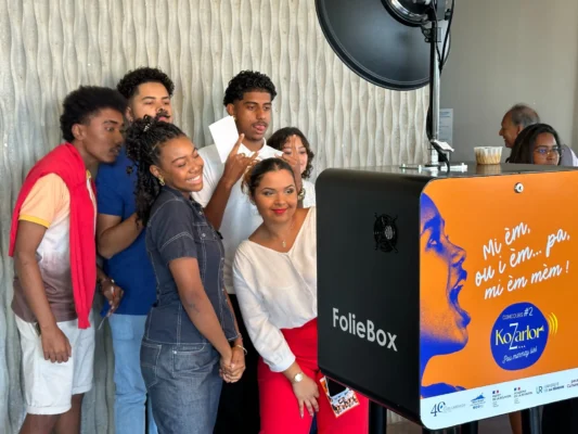 Groupe de jeunes prenant une photo avec la cabine photo FolieBox.