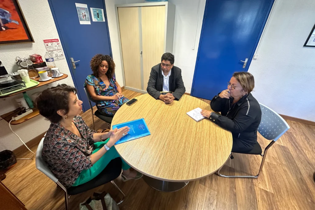 Daniel-amouny,sylvie-Mondissa, Bernadette-bertil et Aurélie Béton assis autour d'une table ronde, en discussion pour la campagne de Promotion de Kozarlor au lycée sarda gariga a st andre,