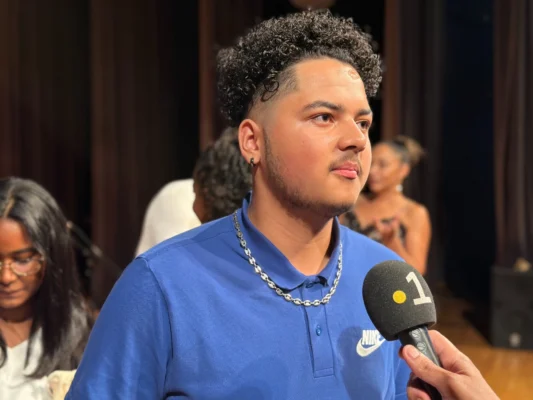 Gros plan de Loick GERBITH, gagnant du concours, en train de se faire interviewer avec un microphone en vue.