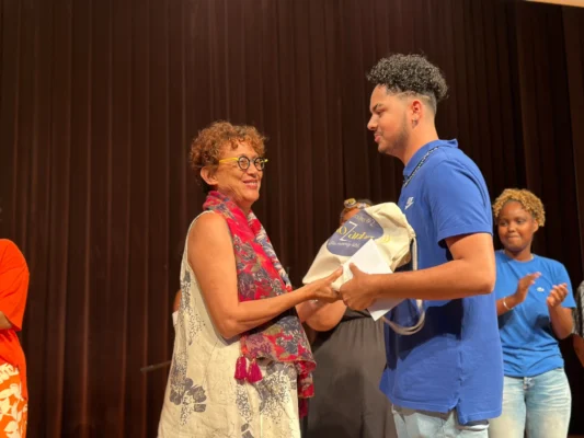 Loïck Gerbith souriant en recevant son sur scène