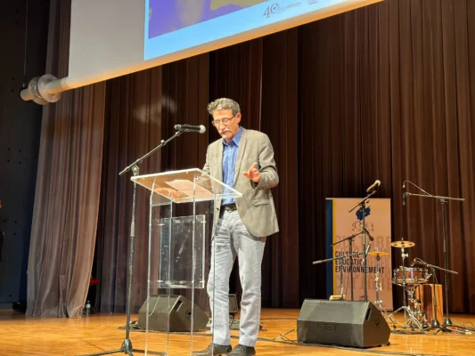 Mme Marie-Jo LO-THONG, Directrice des affaires culturelles de La Réunion prononce un discours lors d'un événement culturel, debout derrière un podium sur scène.