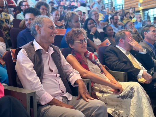 M. Roger Ramchetty, Président du CCEE et Mme Marie-Jo LO-THONG, Directrice des affaires culturelles de La Réunion souriants profitent du concours KoZarLor, montrant leur enthousiasme et leur soutien pour les participants.