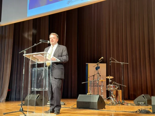 M. Pierre-François Mourier faisant une présentation lors d'un événement culturel.