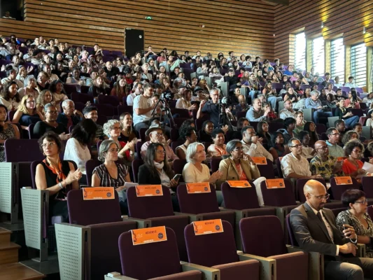 Public assistant à un événement culturel dans un auditorium.