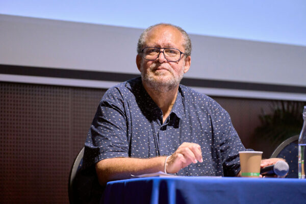 Dominique PICARDO - animateur de la journée mondiale de la diversité culturelle pour le dialogue et le développement assis à une table