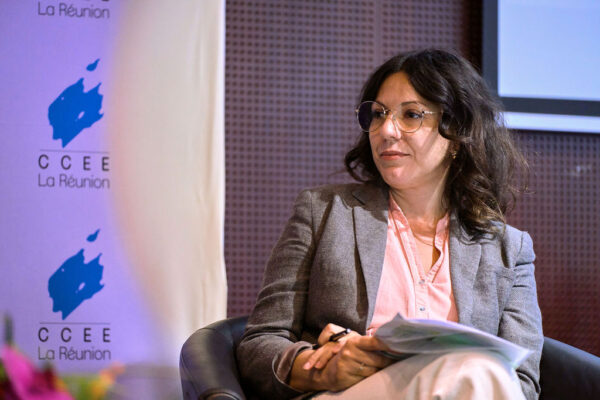 Elsa DAHMANI vice présidente du ccee assis sur un siége pour le sobatkoz pournée mondiale de la diversité culturelle pour le dialogue et le développement intitulé Kermazinaz nout zanset. zistoir laRényon