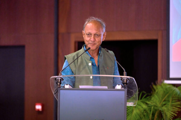 Discours de Roger Ramchetty Président du CCEE dérrier un pupitre .