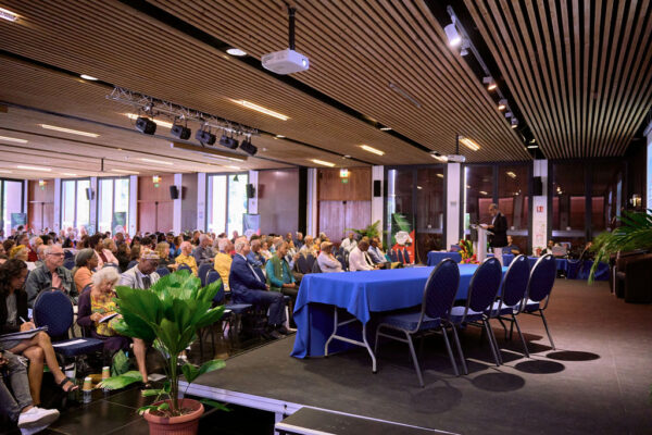 alle de conférence avec des participants assis