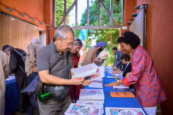 Un homme et une femme consultant un livre lors de l'événement CCEE