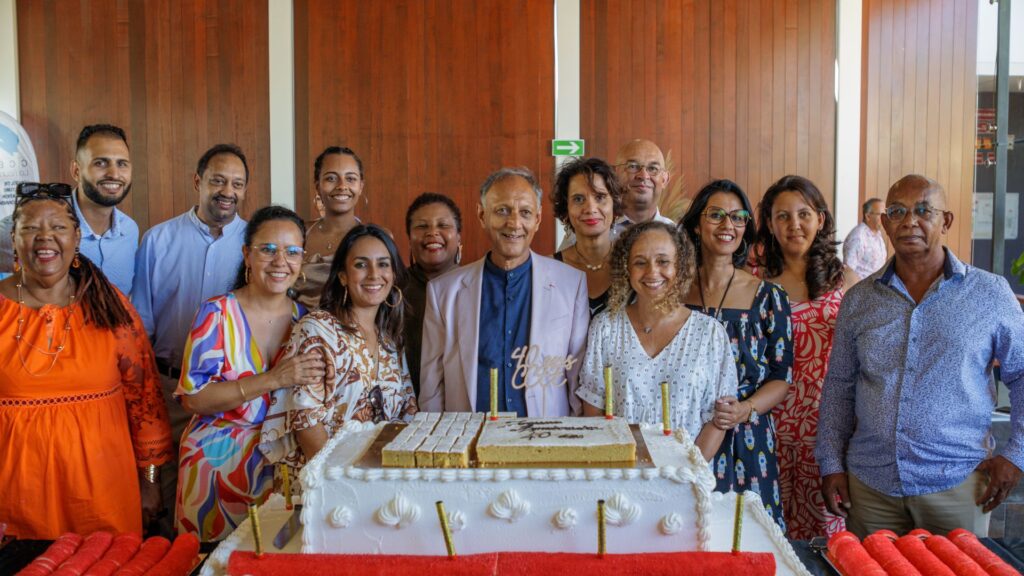 Photo de groupe du personnel du CCEE rassemblé autour du gâteau des 40 ans de l'institution, avec le président Roger Ramchetty au centre. L'ambiance est festive et chaleureuse.