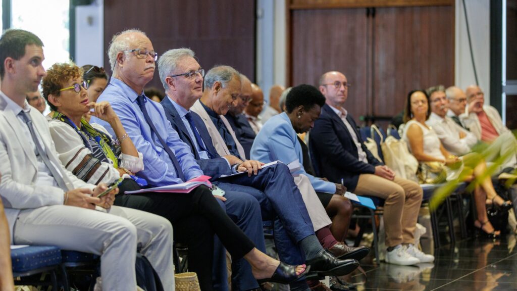 Photo des officiels assis au premier rang lors des 40 ans du CCEE : hommes et femmes en tenue de cérémonie, attentifs aux interventions sur scène, dans une salle de conférence lumineuse