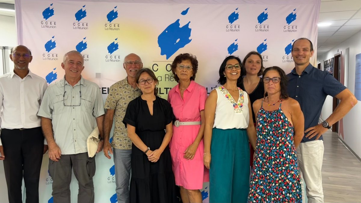 Photo de groupe lors de la Rencontre avec le CEREM. Les participants sourient devant un fond décoré du logo du CCEE La Réunion, reflétant un moment convivial et professionnel.