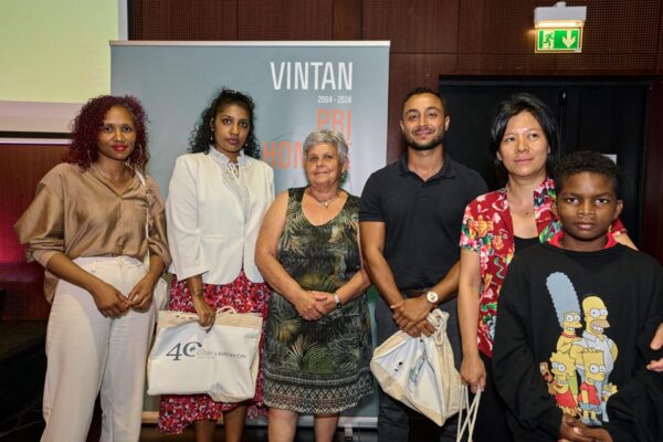Photo de groupe lors de la remise des prix Vintan Pri Honoré 2024 : six participants debout devant le panneau Vintan, portant des sacs aux couleurs du CCEE, souriants après la remise des récompenses.