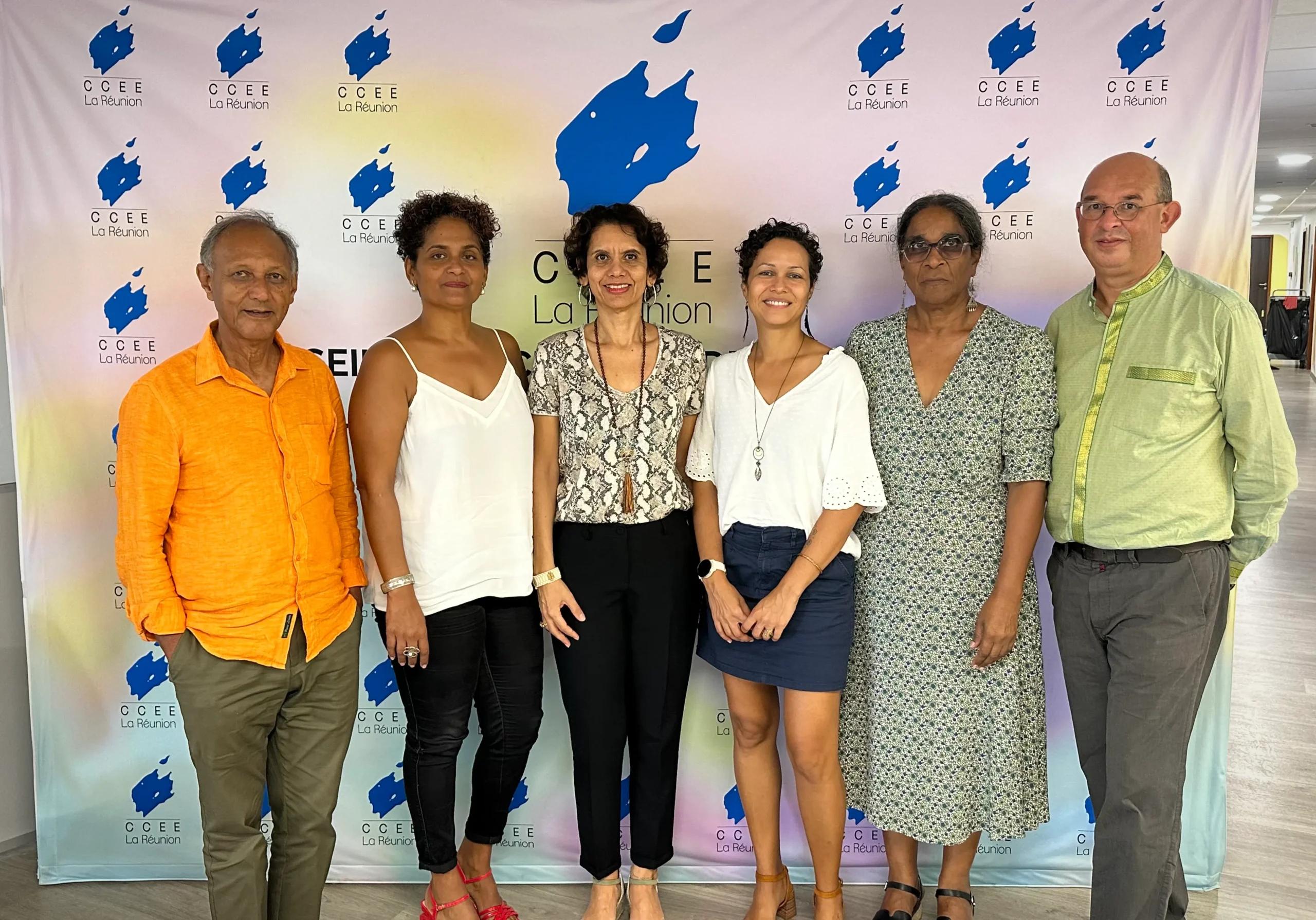 Photo des membres du jury de la demi-finale KoZarlor 2025 réunis au CCEE, posant ensemble devant le mur d’accueil