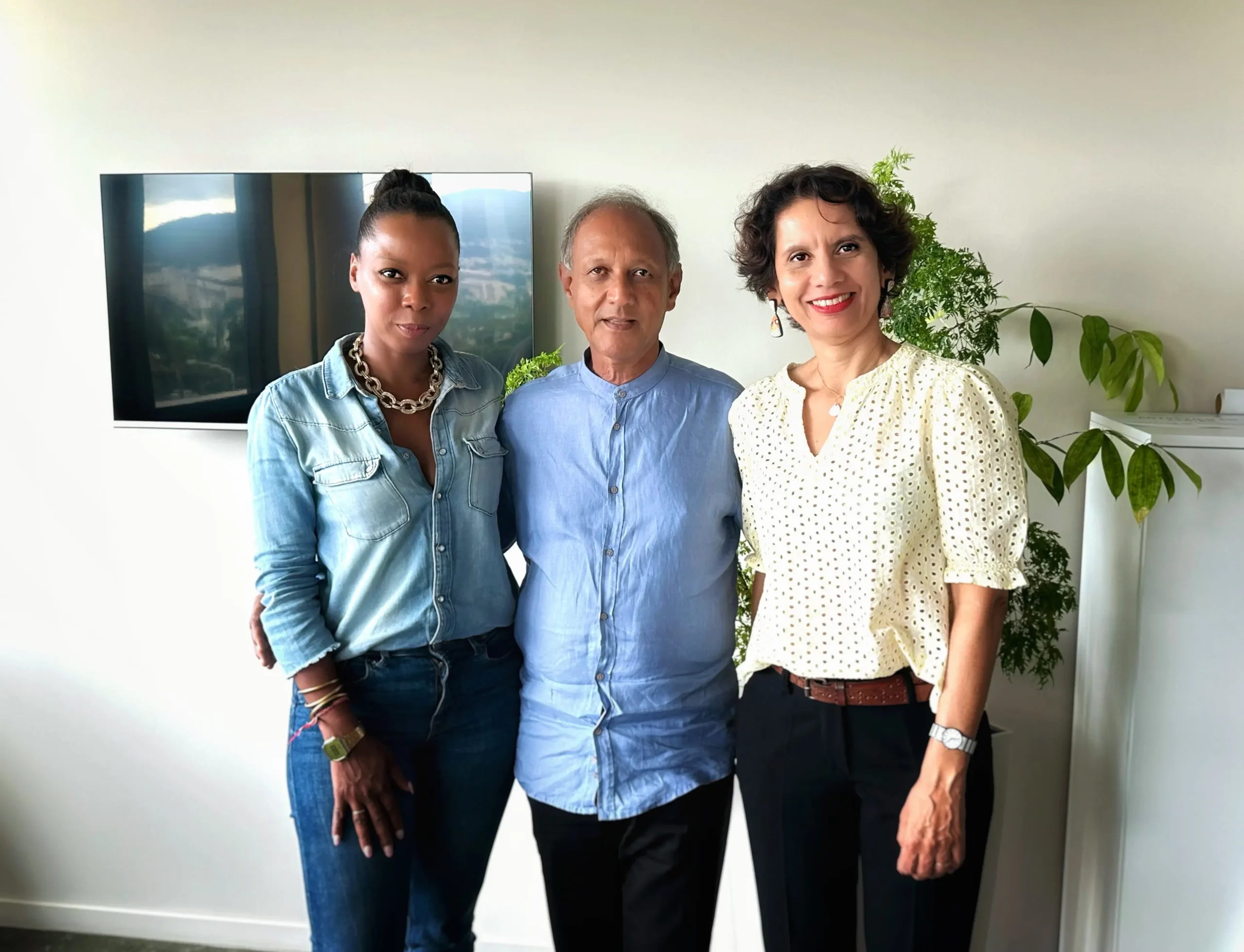 Valey Filain, Roger Ramchetty et Bernadette Bertil posent côte à côte