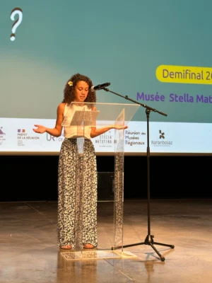 Candidat 02 s’exprimant au micro lors de la demi-finale Kozarlor 2025 au Musée Stella Matutina