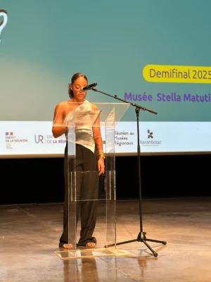 Candidat 01 s’exprimant au micro lors de la demi-finale Kozarlor 2025 au Musée Stella Matutina