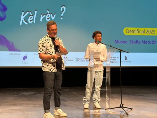 Candidat 04 s’exprimant au micro lors de la demi-finale Kozarlor 2025 au Musée Stella Matutina
