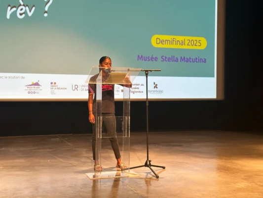 Candidat 01 s’exprimant au micro lors de la demi-finale Kozarlor 2025 au Musée Stella Matutina