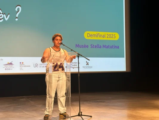 Candidat 06 s’exprimant au micro lors de la demi-finale Kozarlor 2025 au Musée Stella Matutina