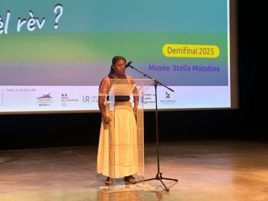 Candidat 01 s’exprimant au micro lors de la demi-finale Kozarlor 2025 au Musée Stella Matutina