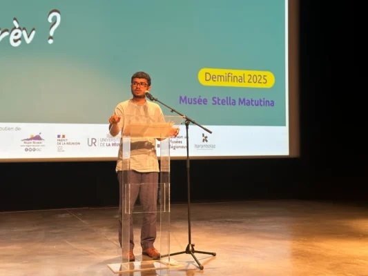 Candidat 01 s’exprimant au micro lors de la demi-finale Kozarlor 2025 au Musée Stella Matutina