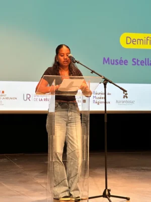 Candidat 01 s’exprimant au micro lors de la demi-finale Kozarlor 2025 au Musée Stella Matutina