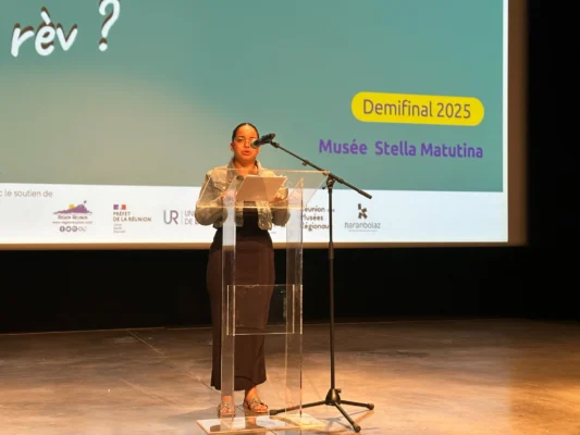 Candidat 01 s’exprimant au micro lors de la demi-finale Kozarlor 2025 au Musée Stella Matutina