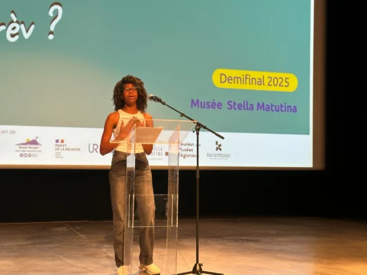 Candidat 01 s’exprimant au micro lors de la demi-finale Kozarlor 2025 au Musée Stella Matutina