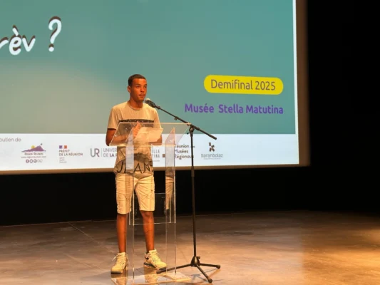 Candidat 01 s’exprimant au micro lors de la demi-finale Kozarlor 2025 au Musée Stella Matutina