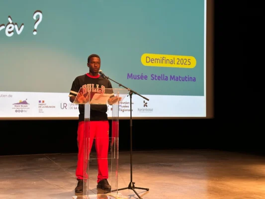 Candidat 01 s’exprimant au micro lors de la demi-finale Kozarlor 2025 au Musée Stella Matutina