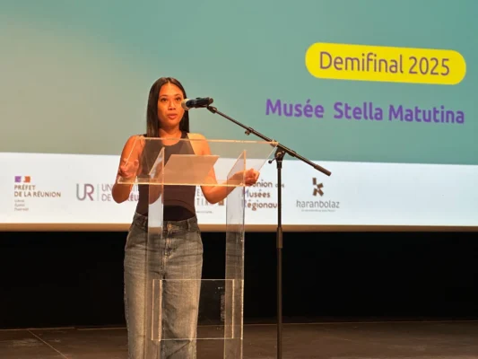 Candidat 17 s’exprimant au micro lors de la demi-finale Kozarlor 2025 au Musée Stella Matutina