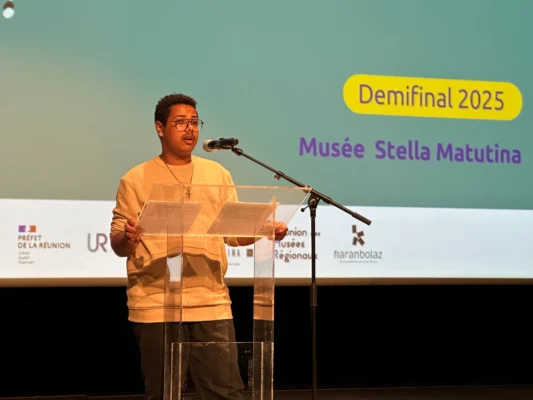 Candidat 01 s’exprimant au micro lors de la demi-finale Kozarlor 2025 au Musée Stella Matutina