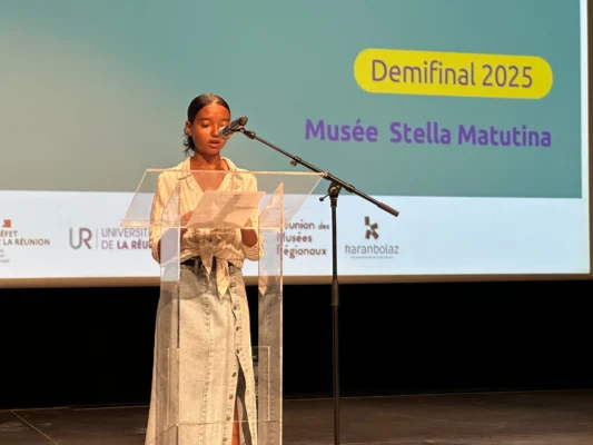 Candidate 18 intervenant avec émotion lors de la demi-finale
